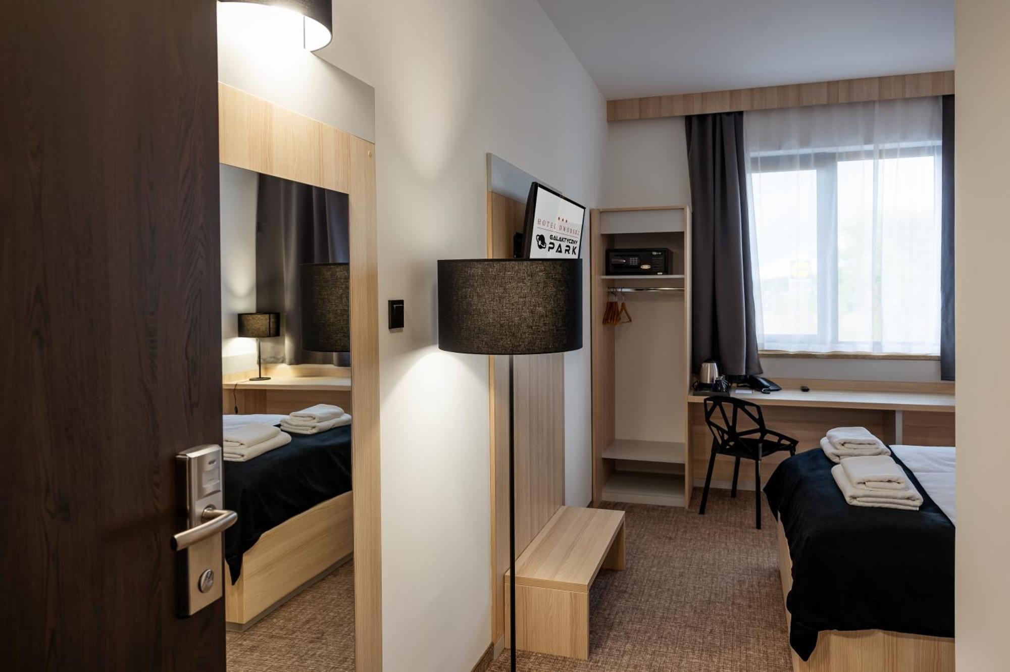 Hotel Dworski Galaktyczny Park Warzymice Exteriér fotografie