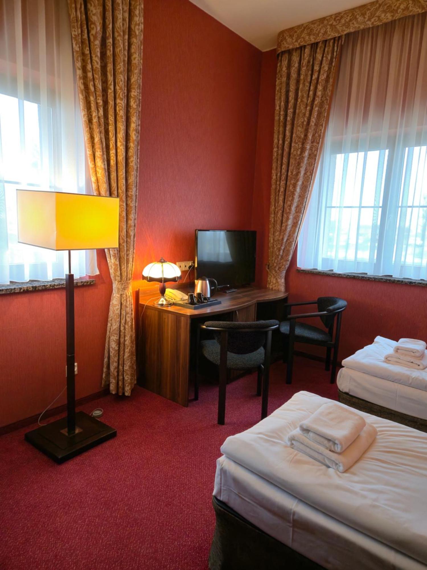 Hotel Dworski Galaktyczny Park Warzymice Exteriér fotografie