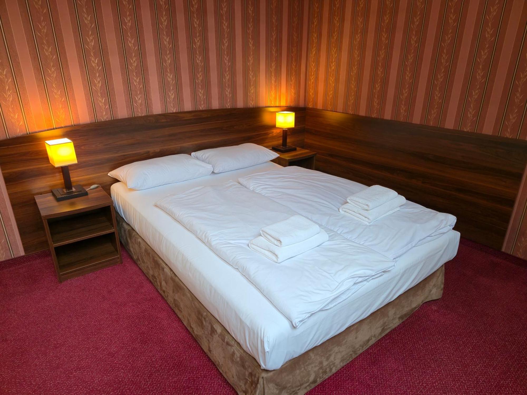 Hotel Dworski Galaktyczny Park Warzymice Exteriér fotografie